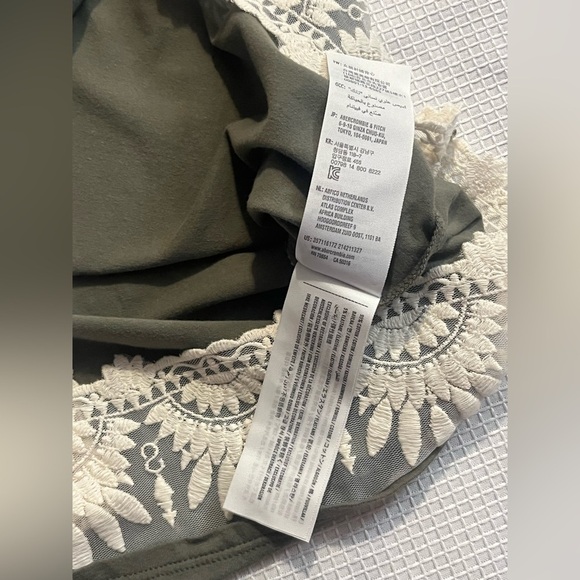 Hollister Women’s Olive Green Tank Top with Lace Hem Size XS - Picture 10 of 13